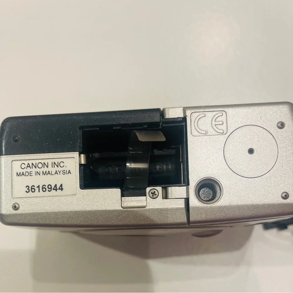Canon ELPH LT 260 in Metallic Silver